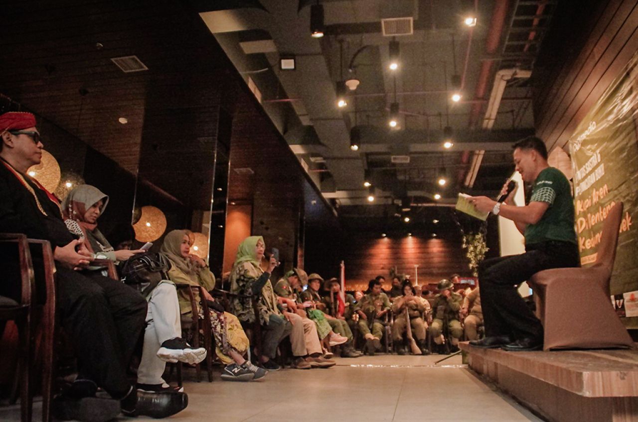 Pembacaan puisi berjudul Yang Tenggelam di Dasar Aren karya Solu Erika Herwanda yang dibawakan Heru Dharma.