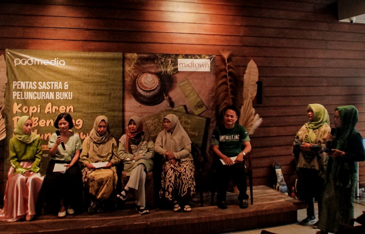 Pendiri Padmedia Publisher, Wina Bojonegoro (dua dari kanan) didampingi host, Heti Palestina saat berdiskusi dengan perwakilan penulis kumpulan cerpen Kopi Aren di Benteng Kedung Cowek, di Midtown Hotel, Sabtu (9/12/2023). (Foto: dok.Padmedia Publisher)