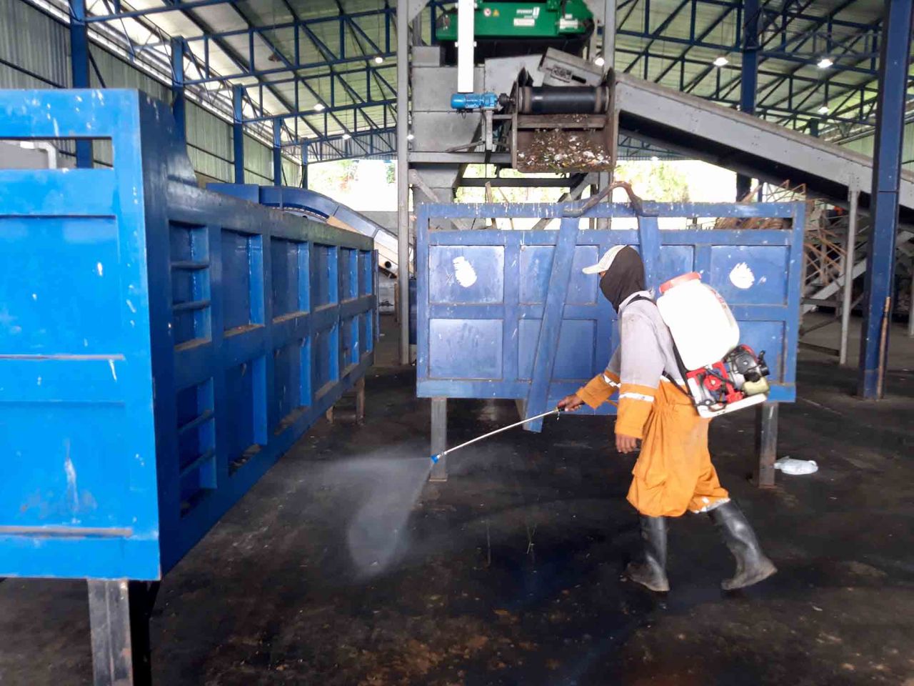 Petugas Dinas Lingkungan Hidup Kota Malang melakukan penyemprotan untuk mengendalikan populasi lalat di Tempat Pemrosesan Akhir (TPA) sampah Supiturang, Kelurahan Mulyorejo, Kecamatan Sukun, Jumat (1/12). Foto : Jatimkini/Bagus Suryo