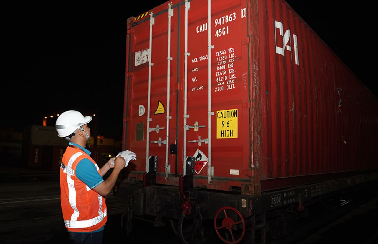 Petugas mencatat nomor registrasi peti kemas saat tiba di CY milik TPS. 