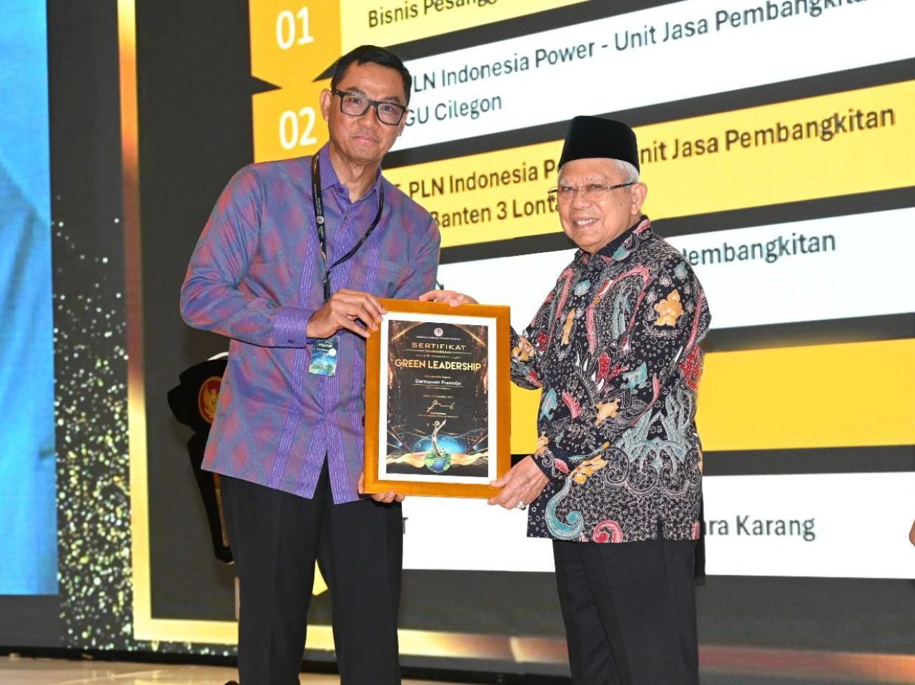 Wapres RI K.H. Ma'ruf Amin serahkan Penghargaan Green Leadership Utama kepada Dirut PT PLN (Persero) Darmawan Prasodjo. (Foto: PLN for Jatimkini.com)