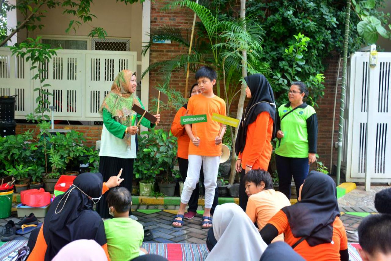 Kader lingkungan KES membekali anak-anak istimewa tentang kepedulian terhadap lingkungan. 