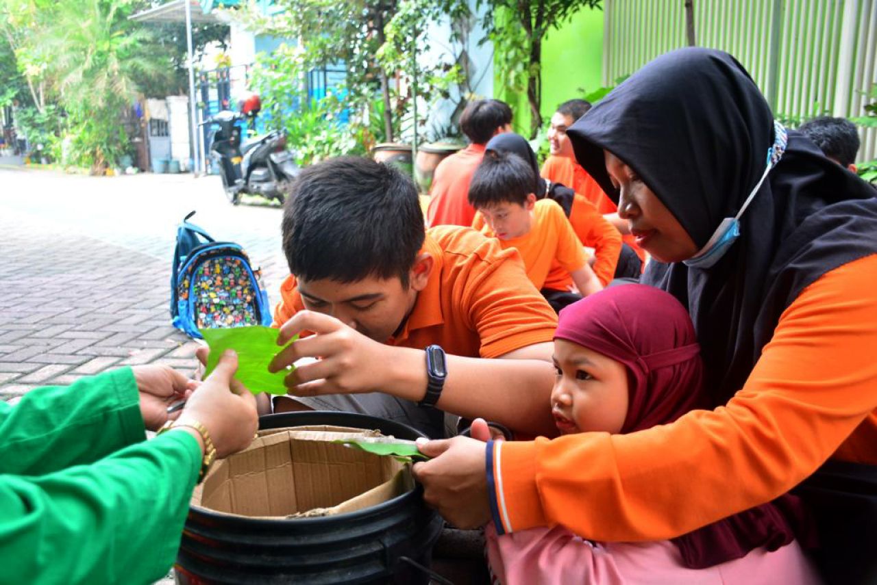 Sejumlah ABK asal PKBM Lentera Fajar Indonesia di Sidoarjo belajar inklusi di Kampung Edukasi Sampah untuk mengetahui cara mengolah dan memilah sampah, Sabtu (16/12/2023). (Foto-foto: dok.KES)