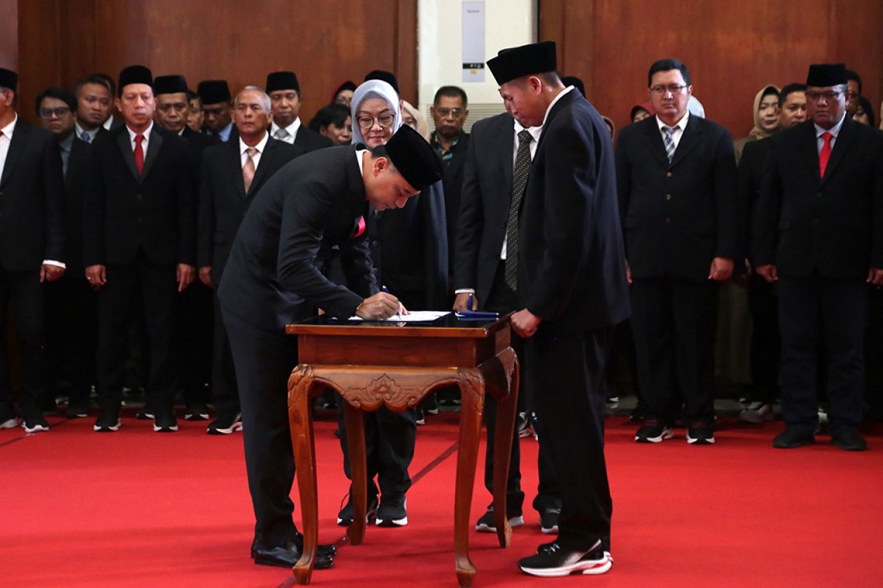 Wali Kota Surabaya Eri Cahyadi (kiri) menandatangani pelantikan pejabat dalam rangka rotasi dan mutasi di tubuh Pemkot Surabaya, Jumat (29/12/2023). (Foto: Dok. Humas Pemkot Surabaya)