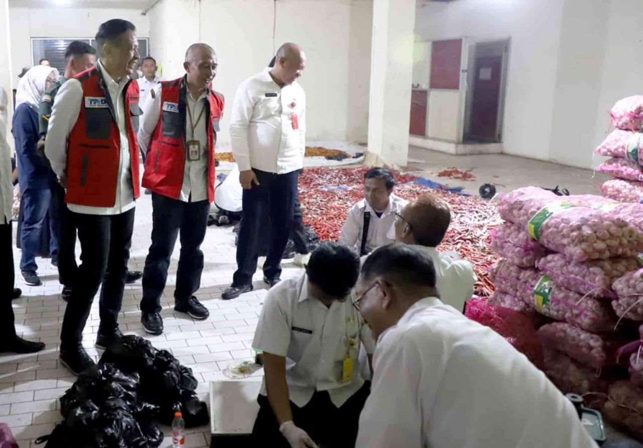 Penjabat Wali Kota Malang Wahyu Hidayat (kiri) meninjau Warung Tekan Inflasi Mbois Ilakes di Pasar Besar, Rabu (27/12). Foto : Bagian Protokol dan Komunikasi Pimpinan Setda Kota Malang
