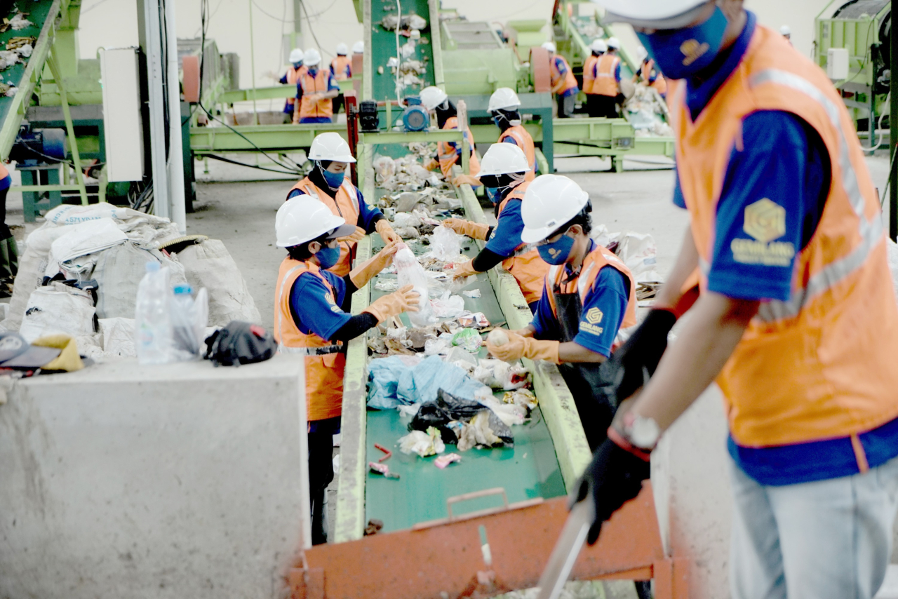 Kegiatan pengolahan sampah RDF di Sleman yang akan dipasok untuk pabrik semen SBI di Cilacap. Foto : SIG for Jatimkini