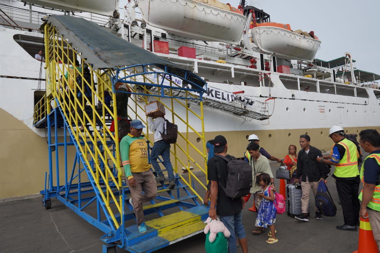 PT Pelabuhan Indonesia (Persero) Regional 3 mencatat kenaikan jumlah arus penumpang sebesar 24 persen atau 338 ribu penumpang ( Foto : PT Pelindo Regional 3 for Jatimkini.com )