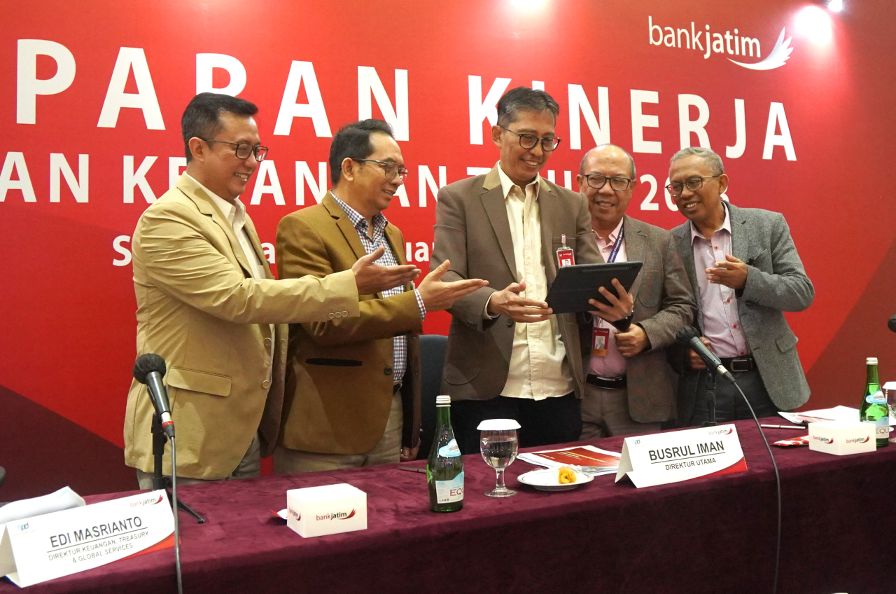 Jajaran Direksi PT Bank Pembangunan Daerah Jawa Timur Tbk (Bank Jatim) saat menggelar Pemaparan Publik Tahun 2023 di Surabaya, Selasa (23/1/2024). Foto : Bank Jatim for Jatimkini