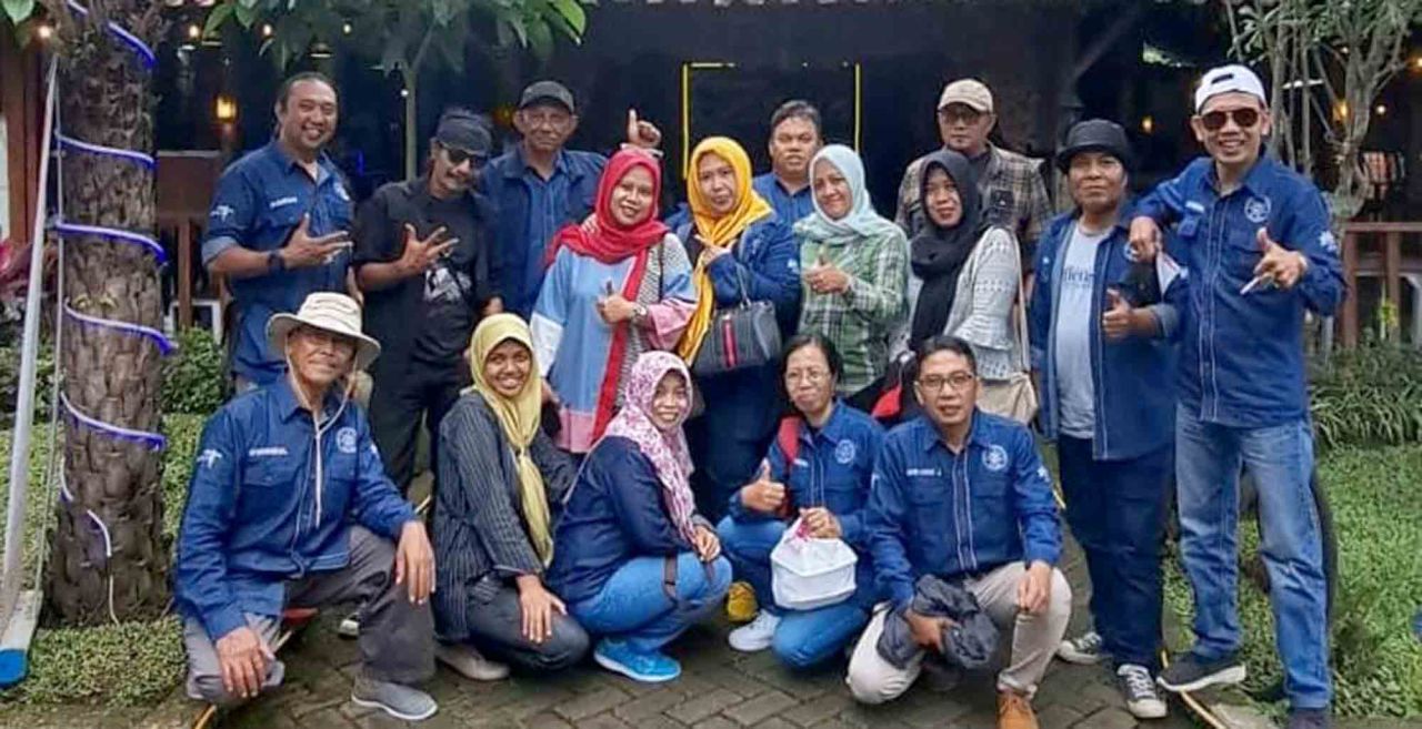 Ketua Forkom Pokdarwis Kota Malang Isa Wahyudi akrab disapa Ki Demang (kanan) bersama pegiat kampung tematik. Foto : Dok. Forkom Pokdarwis Kota Malang