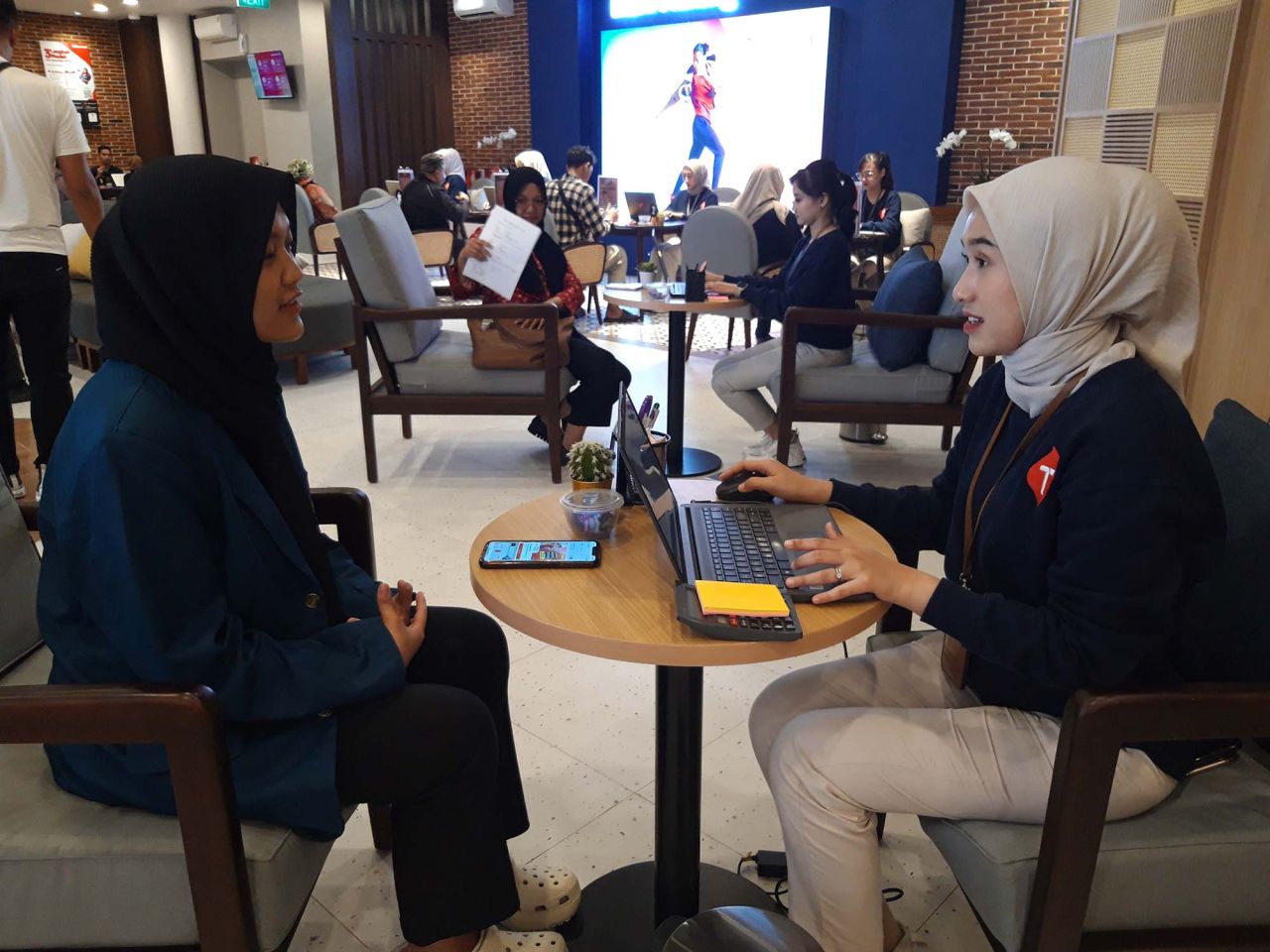 Petugas sedang melayani pelanggan Telkomsel di GraPari Kayutangan, Jalan Jenderal Basuki Rahmat No. 11 A, Kota Malang, Jawa Timur. Foto : Jatimkini/Bagus Suryo