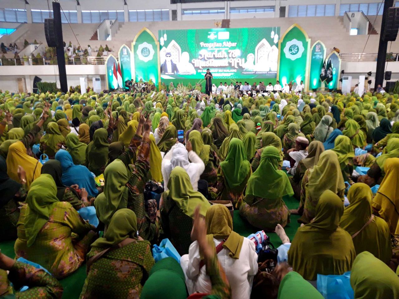 Ribuan anggota Muslimat Nahdlatul Ulama (NU) berkumpul untuk berdoa bersama menjaga keutuhan Negara Kesatuan Republik Indonesia (NKRI) di Gedung Olahraga Ken Arok, Kota Malang, Jawa Timur, Selasa (30/1). Foto : Jatimkini/Bagus Suryo