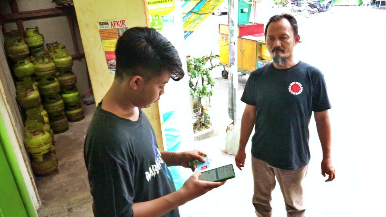 Petugas pangkalan resmi Pertamina melakukan pencatatan NIK warga yang membeli LGP 3kg. Foto : Pertamina for Jatimkini