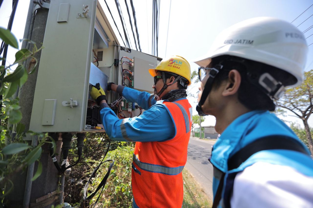 Petugas PLN saat pengecekan listrik digardu trafo. (Foto: PLN for Jatimkini.com)