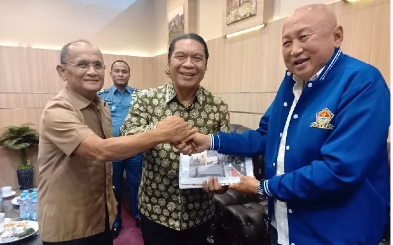 Pj. Gubernur Banten, Al Muktabar, menerima dokumen rencana pembangunan Sirkuit Off Road dari  Tinton Suprapto didampingi Ketum HNSI Laksamana TNI (Purn) Sumardjono di Gedung Gubernuran Banten. ( Foto : HNSI for Jatimkini.com )