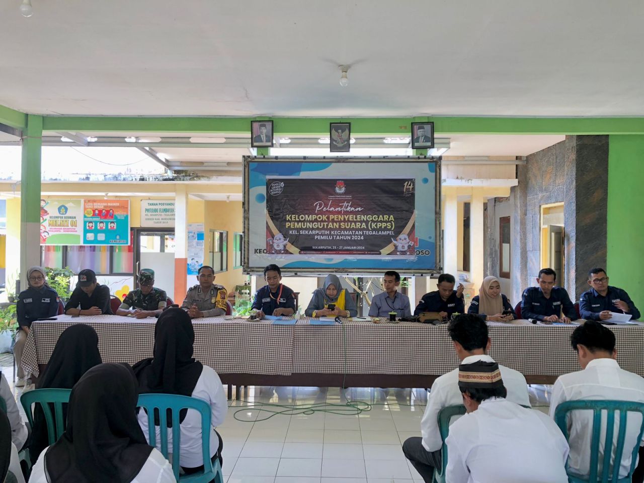 Komisi Pemilihan Umum Kabupaten Bondowoso memberi edukasi agar para anggota KPPS yang dilantik wajib mematuhi aturan dan etika baik ( Foto : Jatimkini.com / CR 1 )