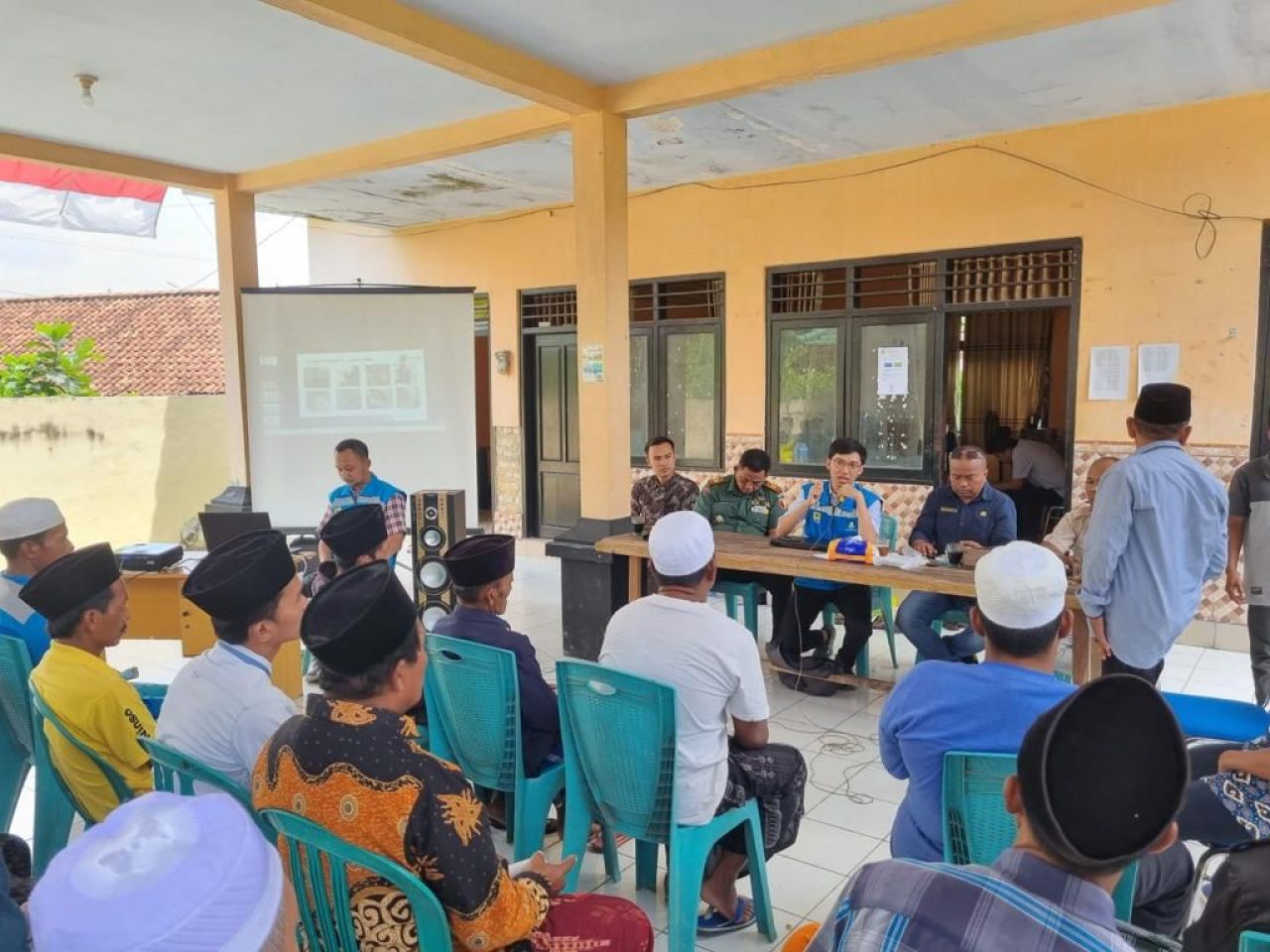 Personel PLN saat berikan penjelasan tentang kelistrikan kepada masyarakat. (Foto: PLN for Jatimkini.com)