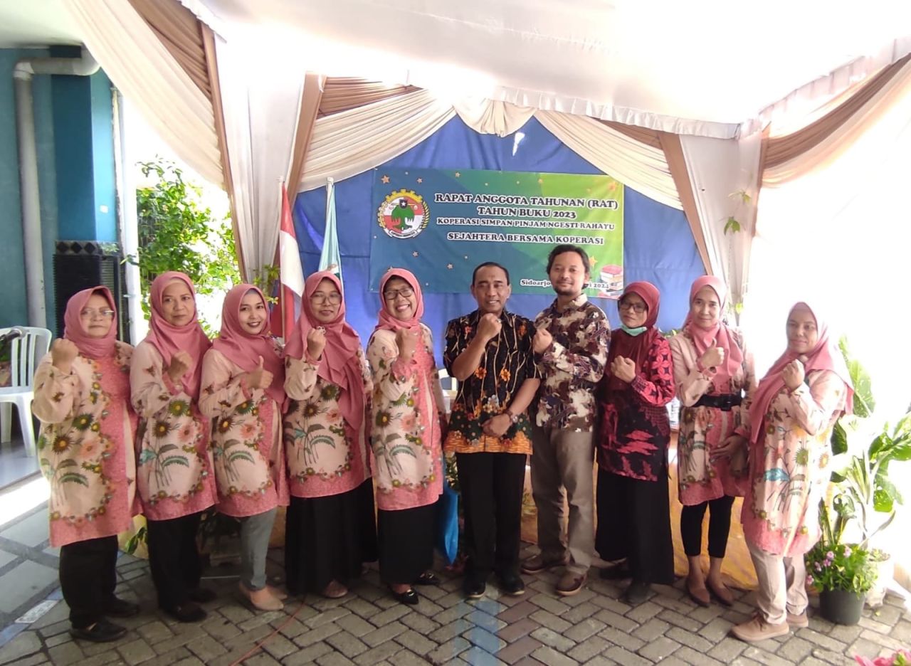 Pengurus dan pengawas KSP Ngesti Rahayu (batik pink) bersama perwakilan Dinas Koperasi dan Usaha Mikro Kab. Sidoarjo yang hadir pada RAT, Minggu kemarin. ( Foto : Jatimkini.com / Rere )