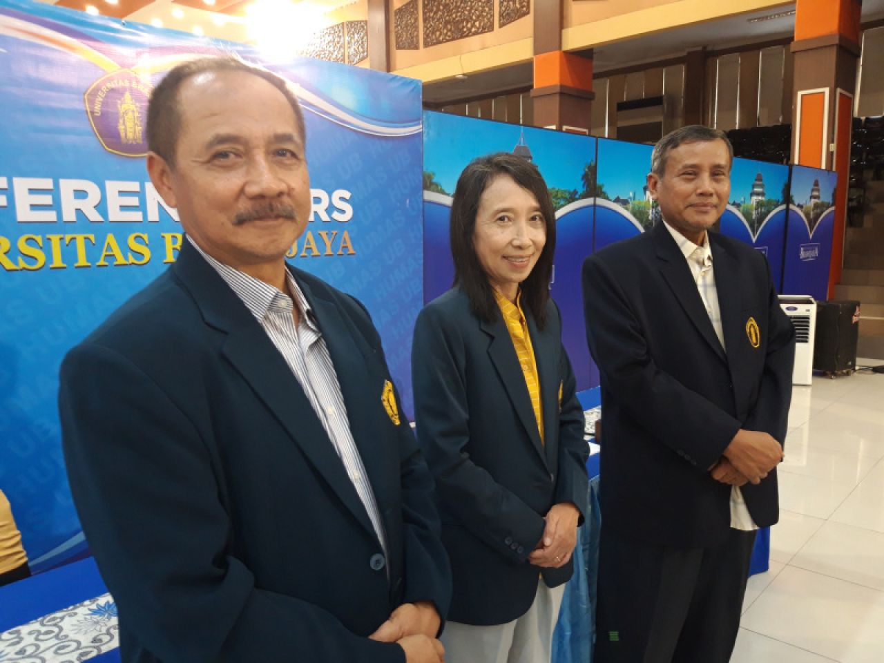 Guru besar Ilmu Hukum Tata Negara Universitas Brawijaya, Malang, Jawa Timur, Prof Tunggul Anshari Setia Negara (kiri).