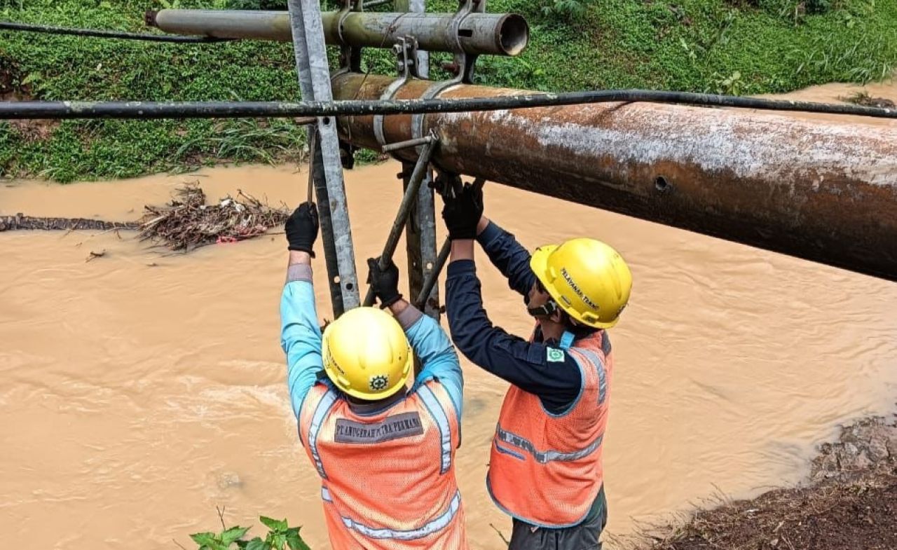 Personel PLN saat perbaiki jaringan listrik akibat cuaca ekstrem. (Foto: PLN for Jatimkini.com)