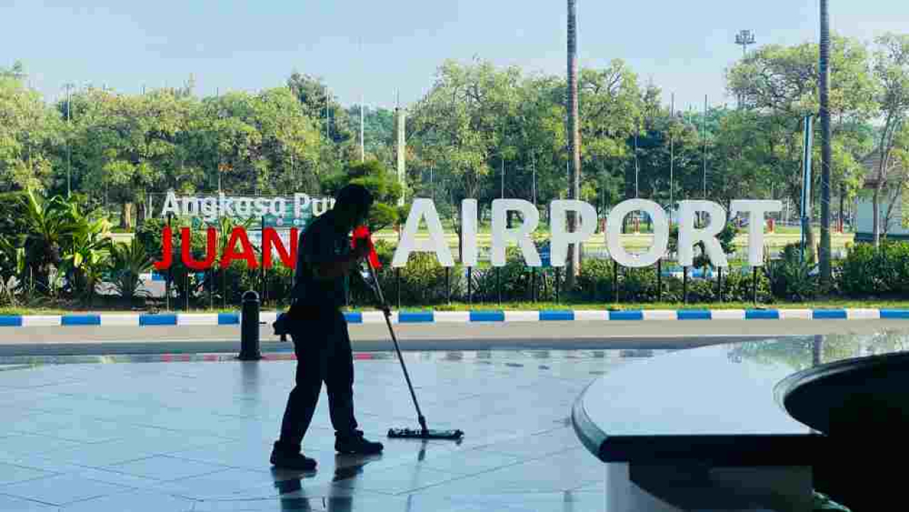 Petugas kebersihan sedang bekerja di area Bandara Internasional Juanda Surabaya.  ( Foto :  AP I for Jatimkini.com )