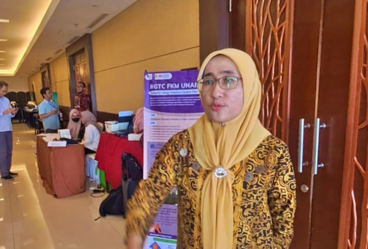 Ketua RGTC FKM Unair, Santi Martini di sela-sela seminar tentang pengendalian dan pengawasan Perda KTR di Surabaya, Rabu (24/1/2024). Foto : Alvian Yoananta