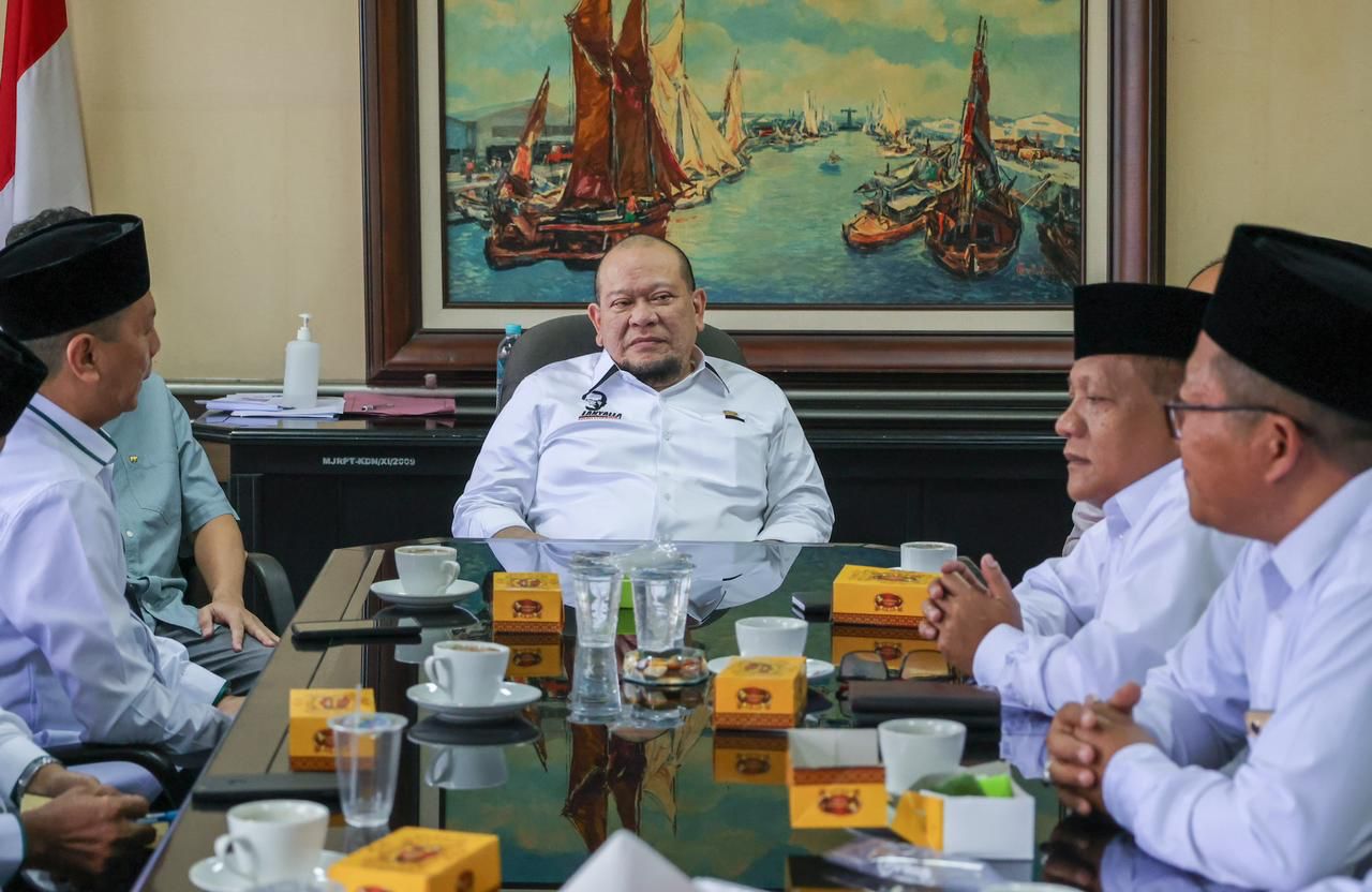 Ketua DPD RI, AA LaNyalla Mahmud Mattalitti (tengah) bertemu dengan Perkumpulan Andalan Nahdliyin UMKM Indonesia (PERAN UMKM Indonesia) di Surabaya, Kamis (15/1/2024). Foto : Kadin Jatim for Jatimkini