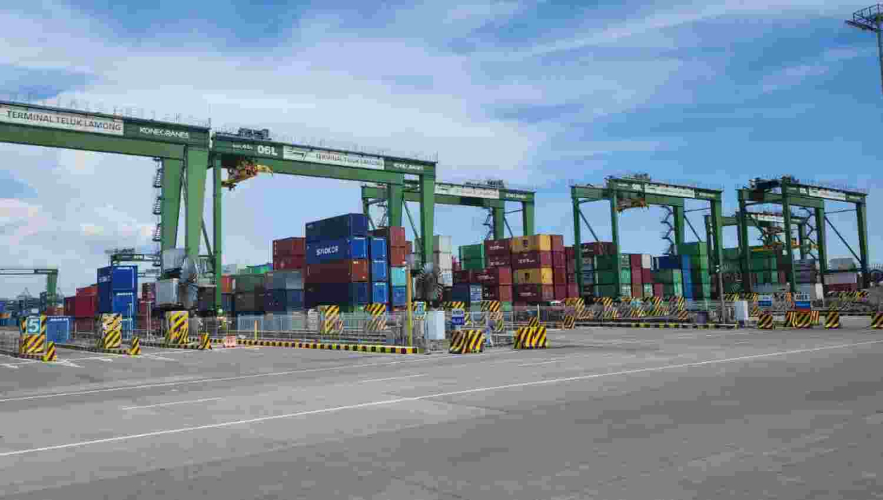 Lokasi penumpukan kontainer ekspor-impor di Terminal Teluk Lamong Surabaya. Foto : Alvian Yoananta