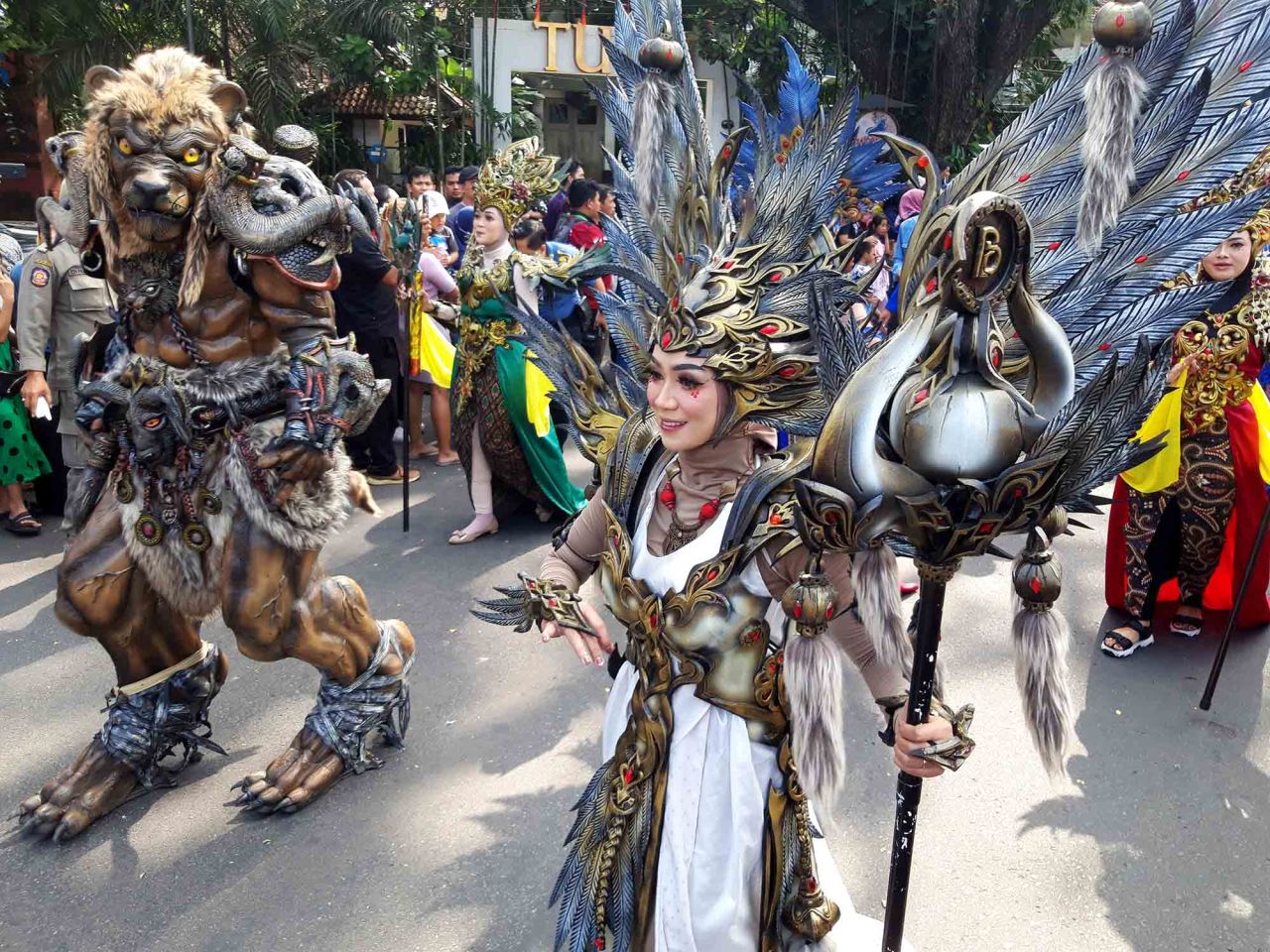 Foto ilustrasi peserta pawai tumpeng di sekitar Alun-ALun Tugu Malang beberapa waktu lalu. Pajak pagelaran seni musik, tari, busana, pameran, olahraga dan permainan ketangkasan di Kota Malang turun dari 15% menjadi 10%. Foto : Jatimkini/Bagus Suryo