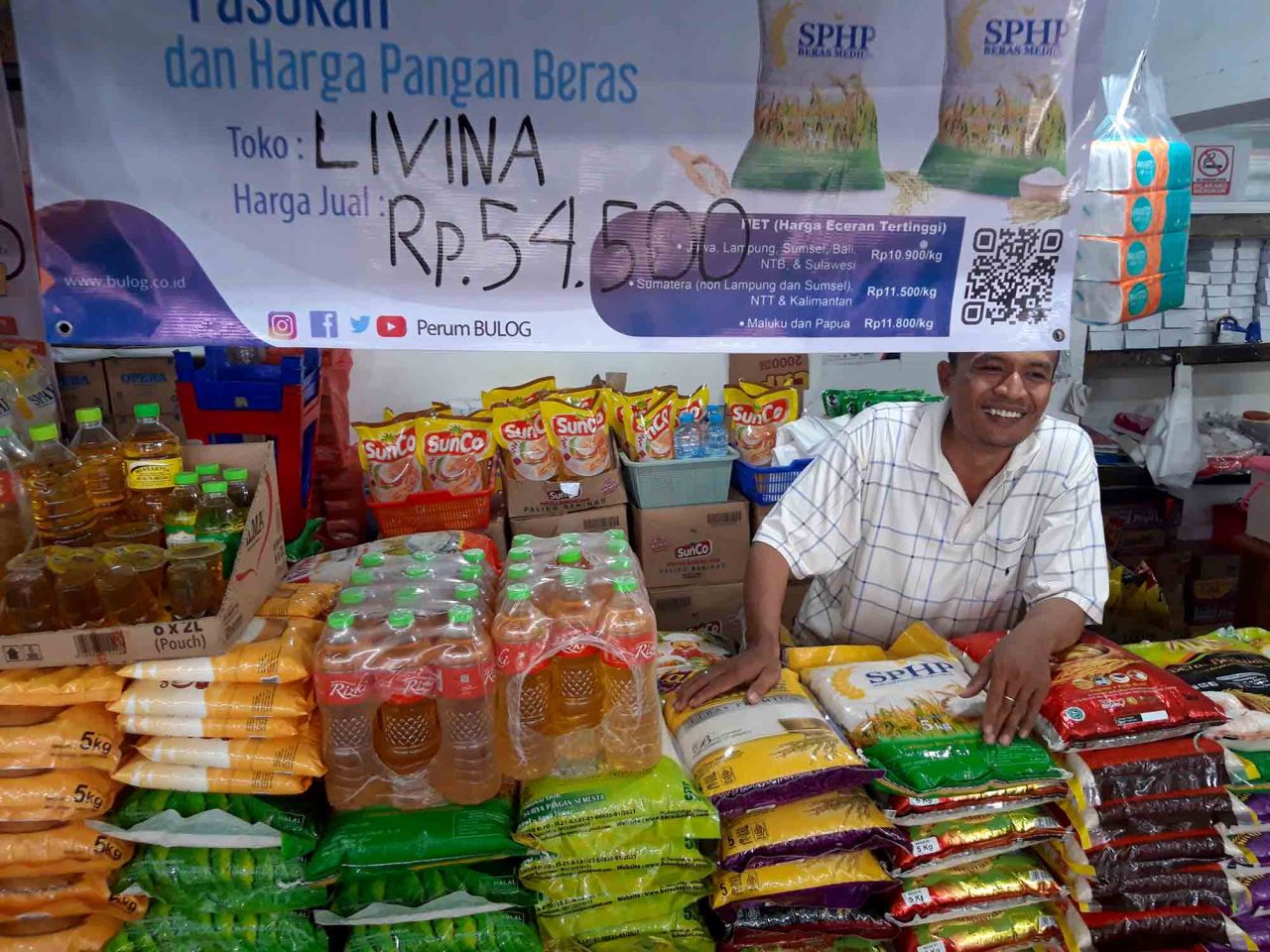 Supri, pedagang beras di Pasar Bunul, Kota Malang, Jawa Timur. Foto : Jatimkini/Bagus Suryo