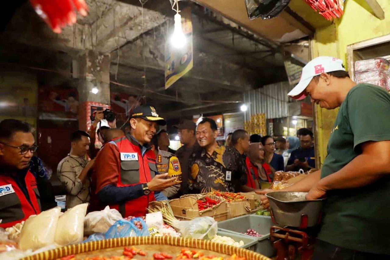 Penjabat Wali Kota Malang Wahyu Hidayat (kedua dari kiri) bersama TPID Kota Malang sidak pasar memantau harga pangan pada Desember 2023 lalu. Foto : Dok. Bagian Protokol dan Komunikasi Pimpinan Kota Malang