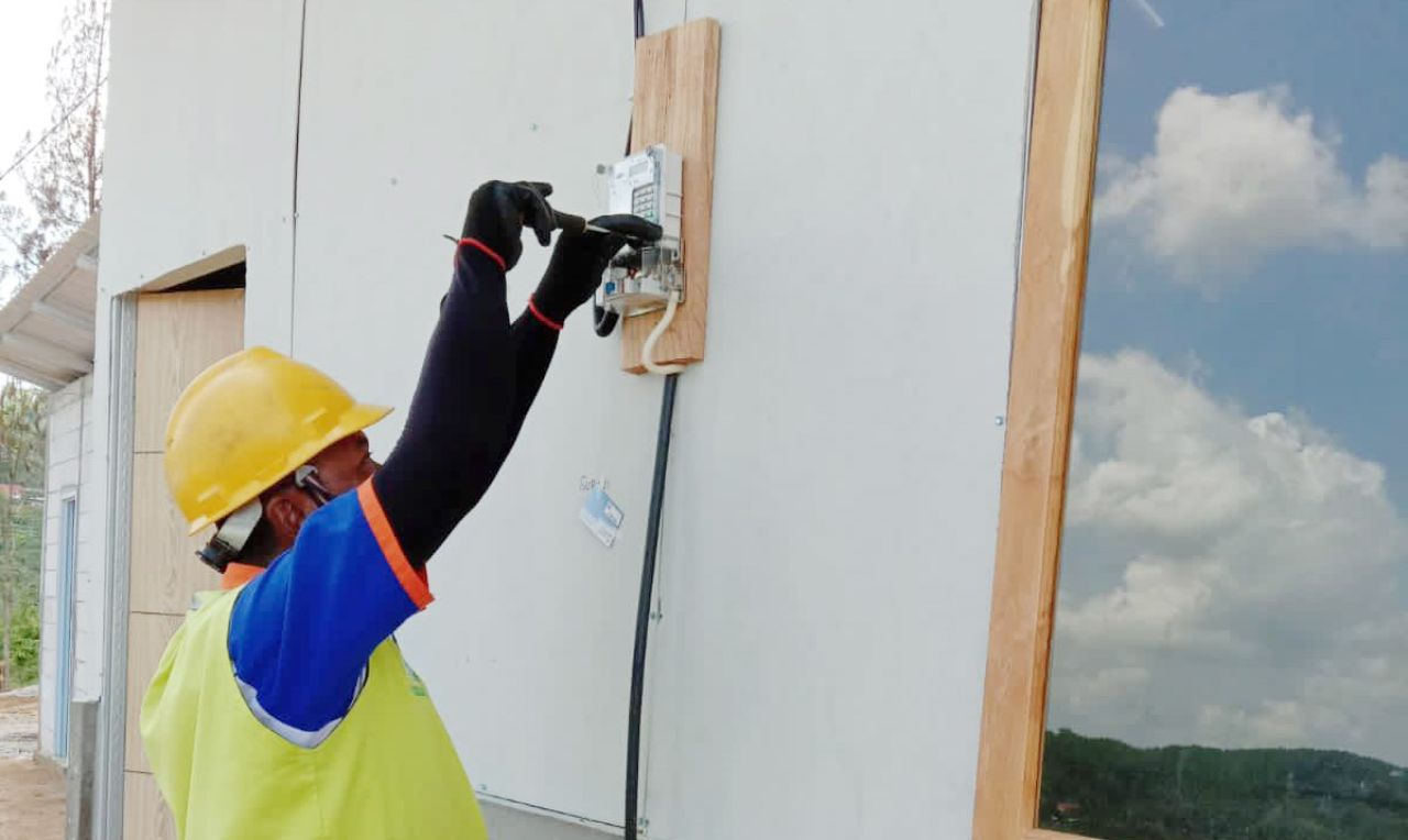 Petugas PLN saat memasang meteran untuk masyarakat terdampak fenomena alam tanah gerak di Ponorogo. (Foto: PLN for Jatimkini.com)