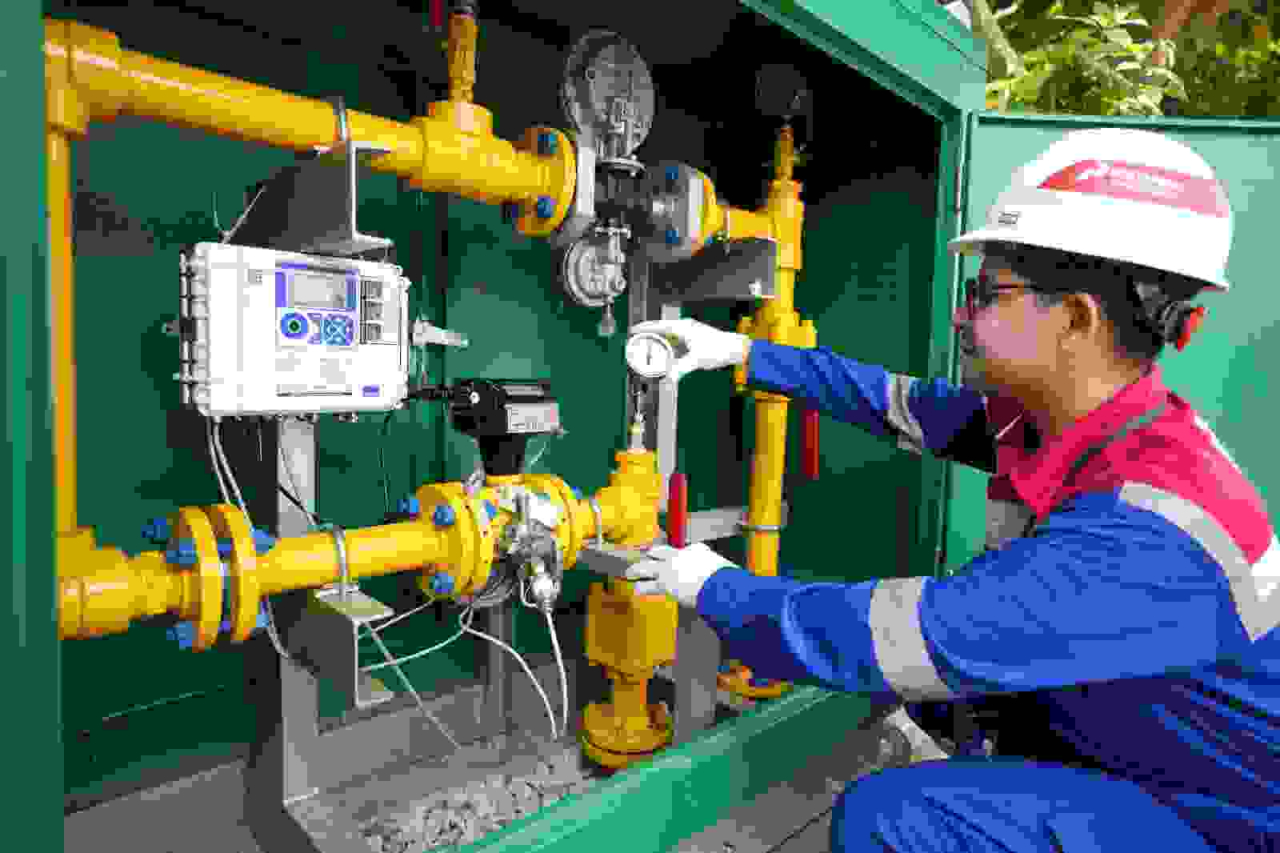 Petugas PGN memasang saluran gas bumi untuk PT Mayora Indah Tbk di Pasuruan. Foto : PGN for Jatimkini