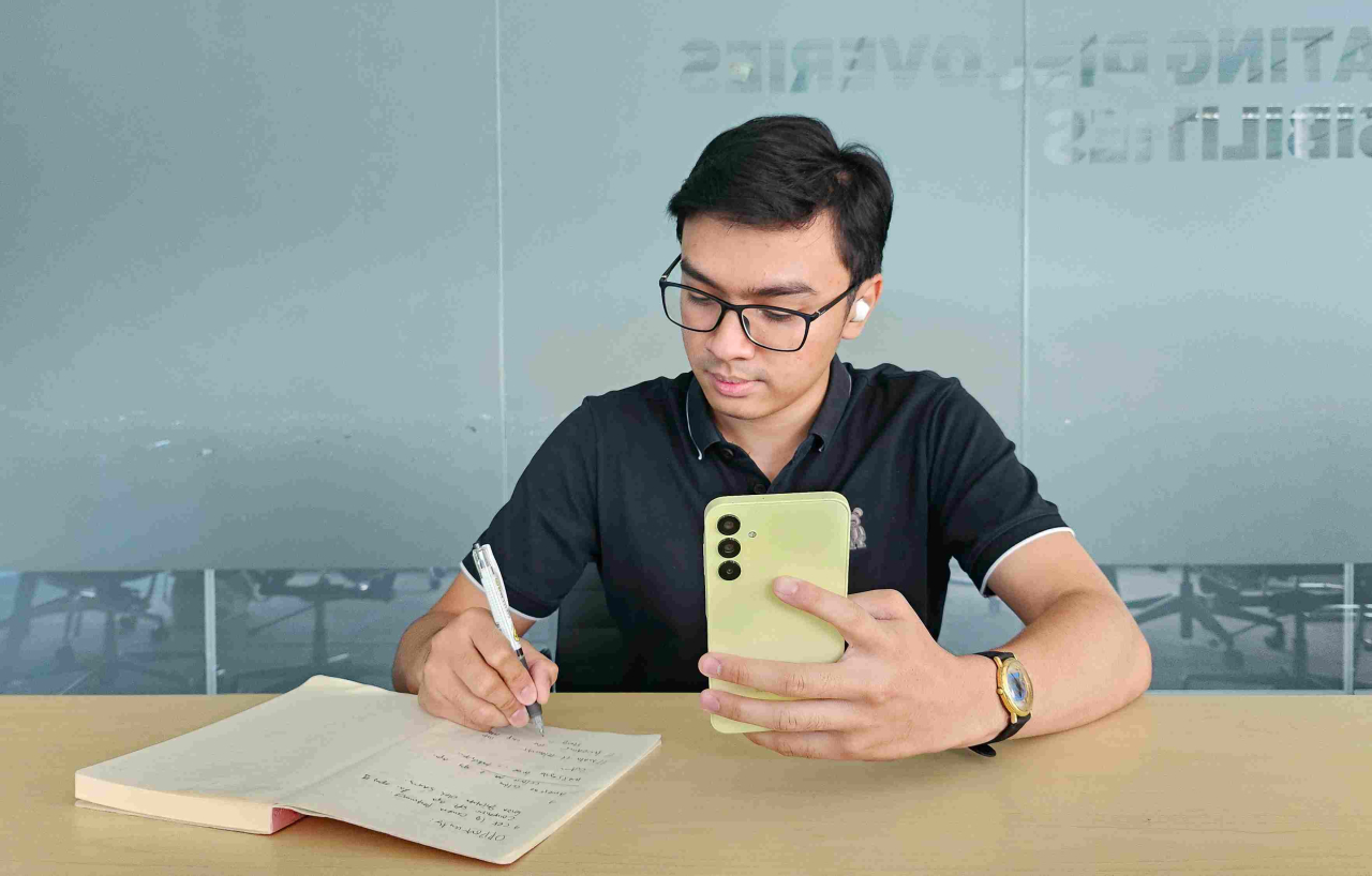 Ilustrasi. Anak muda sedang bekerja dan menjadi produktif menggunakan Samsung Galaxy A15 Series. Foto : Samsung for Jatimkini