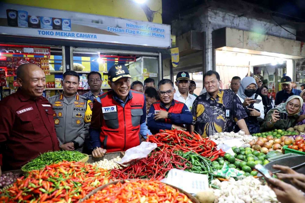 Tim Pengendalian Inflasi Daerah (TPID) Kota Malang, Jawa Timur, memantau harga pangan di Pasar Besar, beberapa waktu lalu. Foto : Dok. Bagian Prokopim Kota Malang