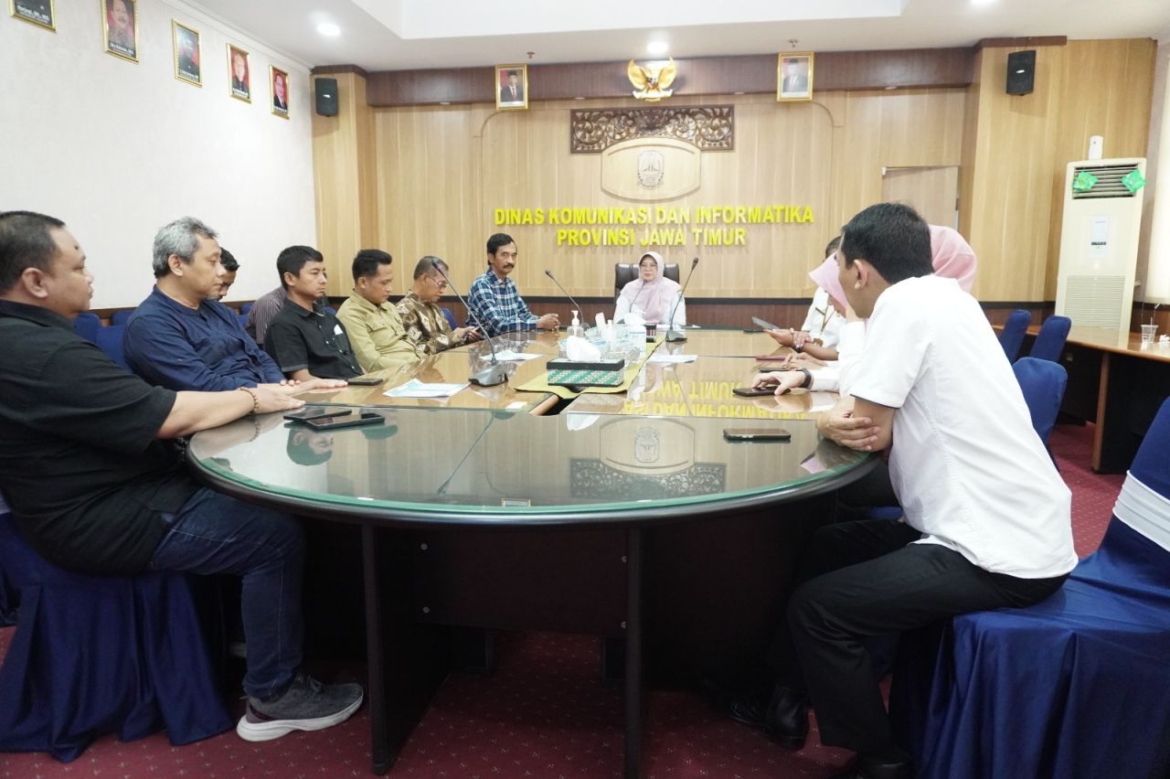 Jajaran pengurus JMSI Jawa Timur lakukan audensi bersama Kepala Dinas Kominfo Jawa Timur  untuk melawan bersama informasi hoax jelang pemilu tahun ini ( Foto : JMSI Jatim for Jatimkini.com )