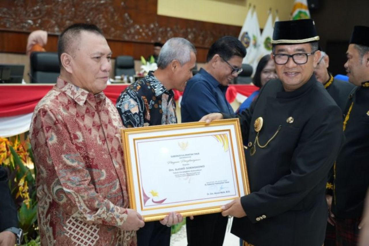 Djoko Sungkono memperoleh penghargaan sebagai Tokoh Pendidikan Komunikasi yang diserahkan langsung oleh Pj. Gubernur Kaltim Akmal Malik di Gedung Utama DPRD Kaltim ( Foto : Jatimkini.com / Rokimdakas )