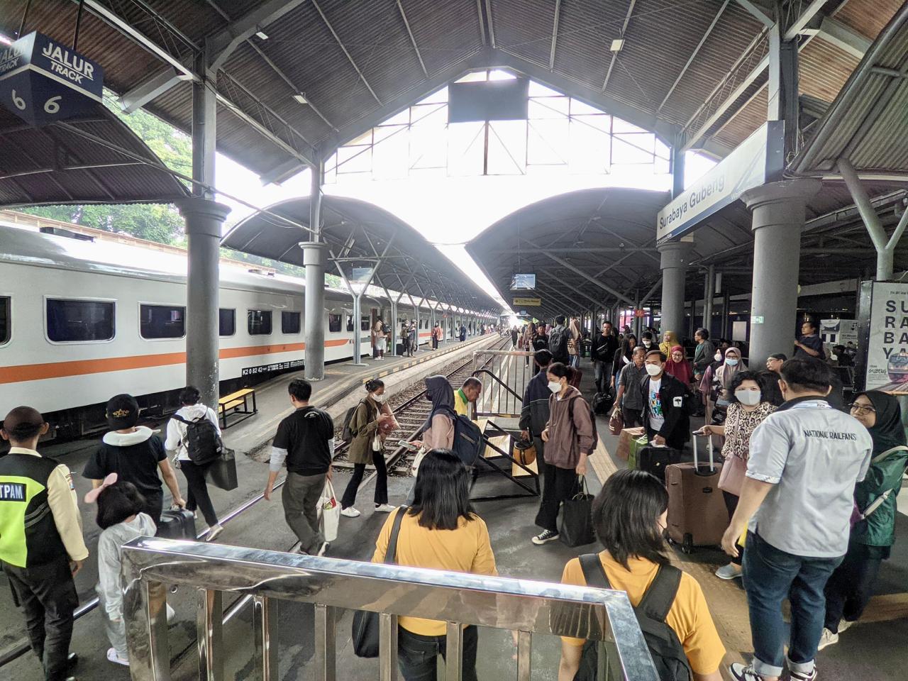 Aktivitas penumpang kereta api di Stasiun Gubeng Surabaya. Foto : KAI for Jatimkini