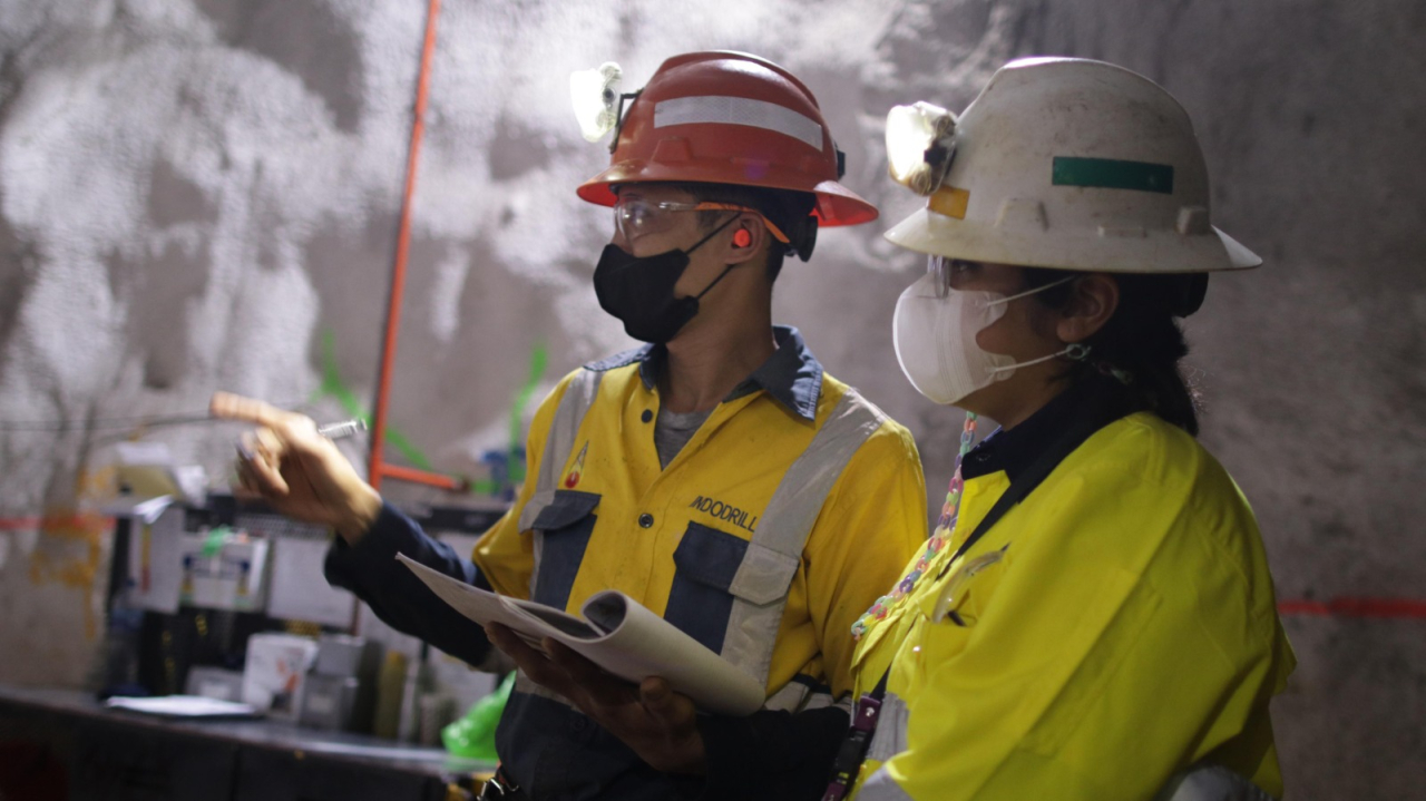 Pekerja PT Merdeka Copper Gold Tbk  mengenakan APD atau pakaian safety dalam menjalankan pekerjaannya. Foto : MDKA for Jatimkini