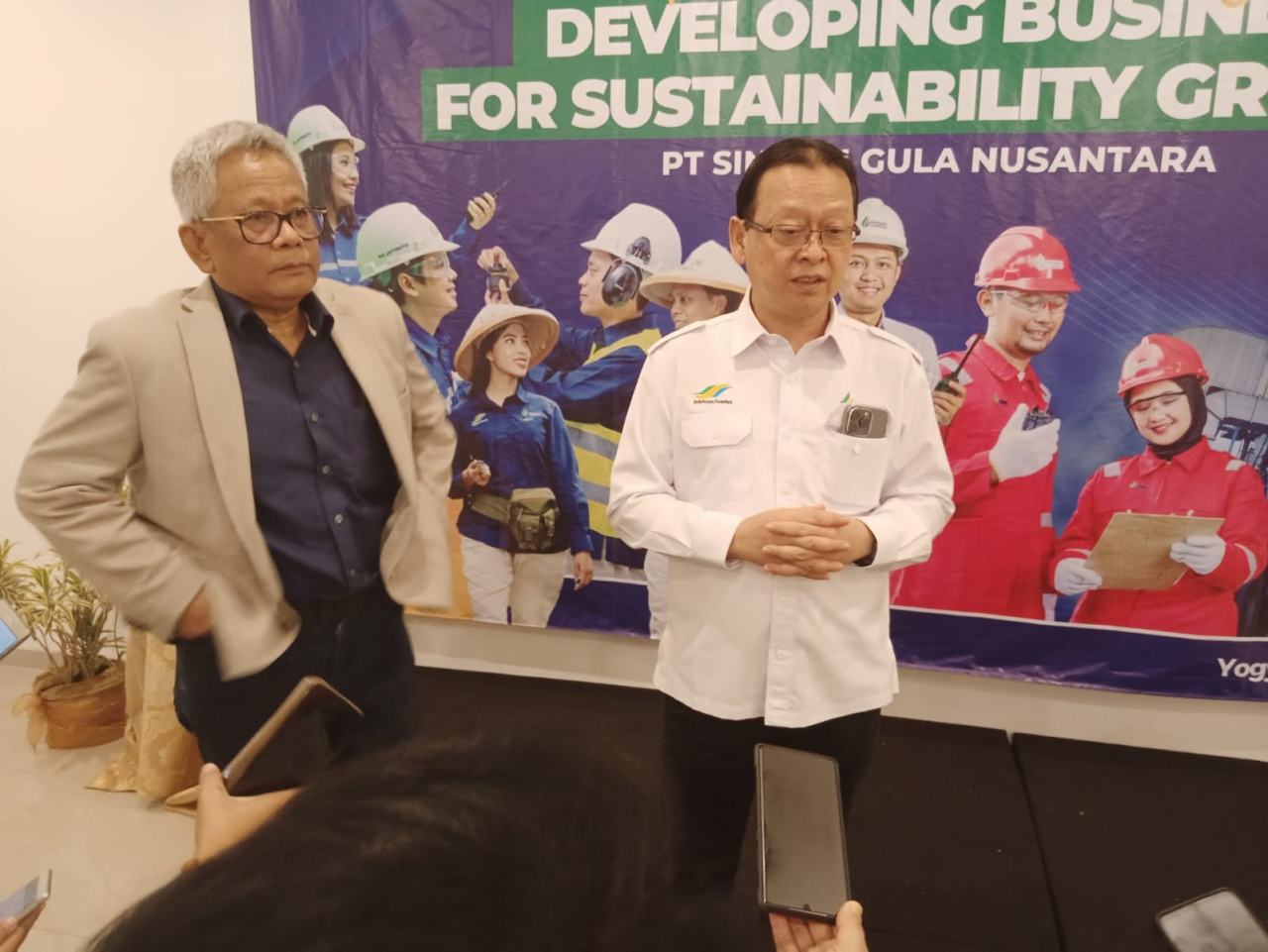 Direktur Utama SGN Aris Toharisman (kanan) saat diwawancarai media di sela-sela rakor di Yogyakarta, Kamis (1/2/2024). Foto : -ist