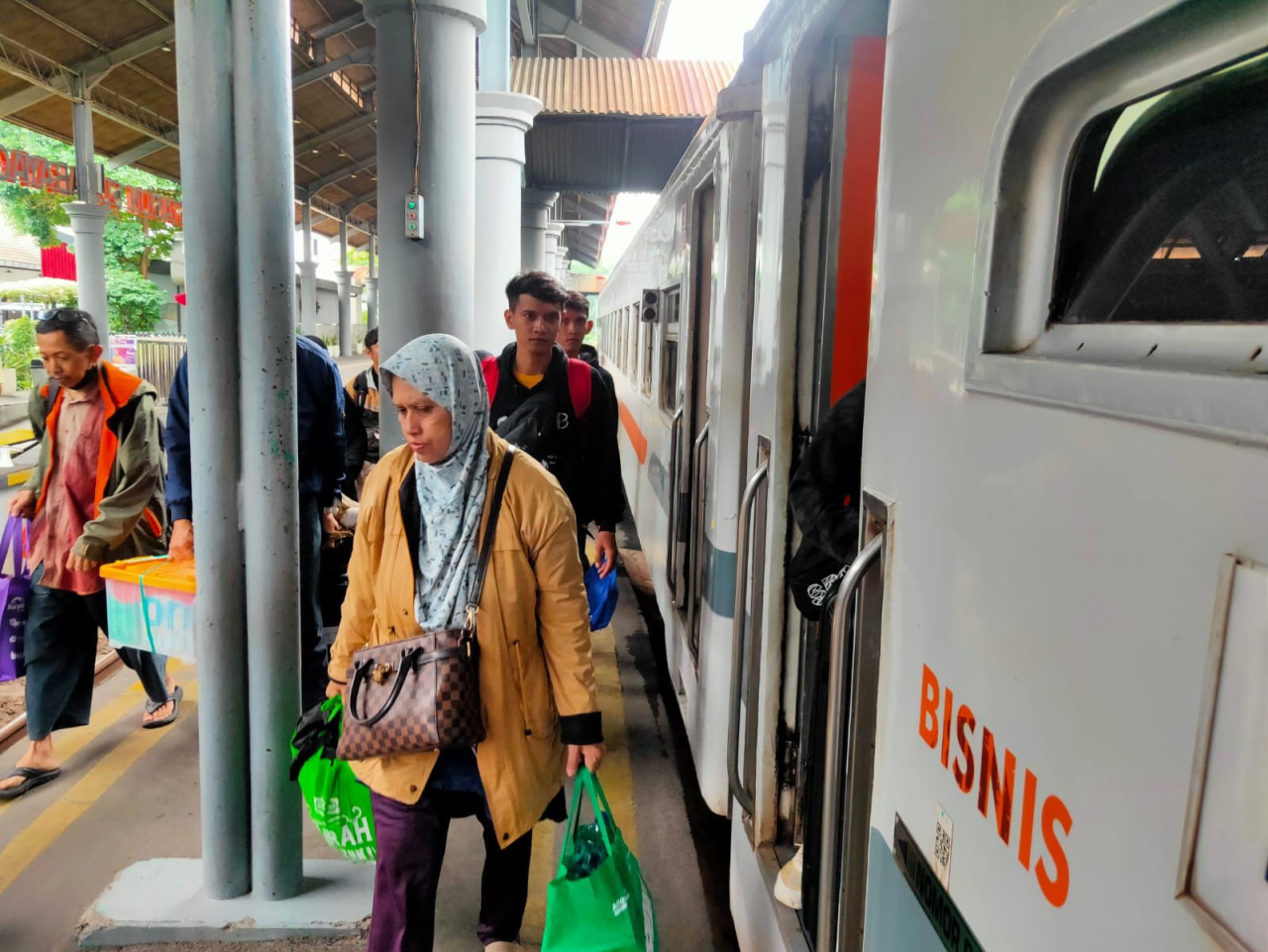 Aktivitas penumpang kereta api di salah satu stasiun yang dioperasikan KAI Daop 8 Surabaya. Foto : KAI for Jatimkini
