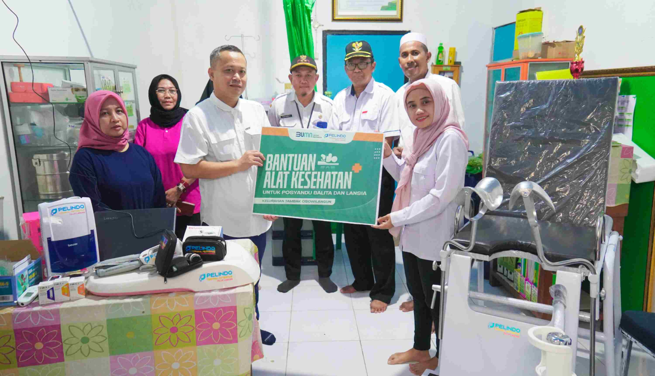 Proses penyerahan bantuan alat kesehatan dari TTL kepada Poskesel dan Puskesmas Romokalisari Surabaya. Foto : TTL for Jatimkini