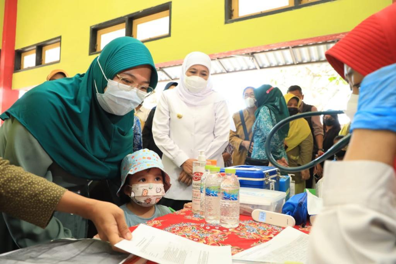 Gubernur Jatim Khofifah Indar Parawansa saat memantau kegiatan imunisasi anak. Foto : Pemprov Jatim for Jatimkini