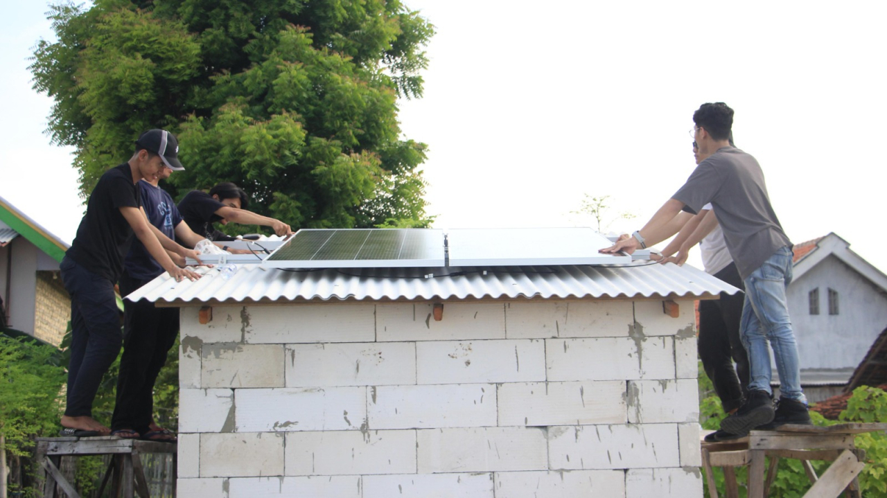 Proses pemasangan fotovoltaik/PLTS di atas tempat pembuatan es di Desa Bringsang Sumenep. Foto : ITS for Jatimkini