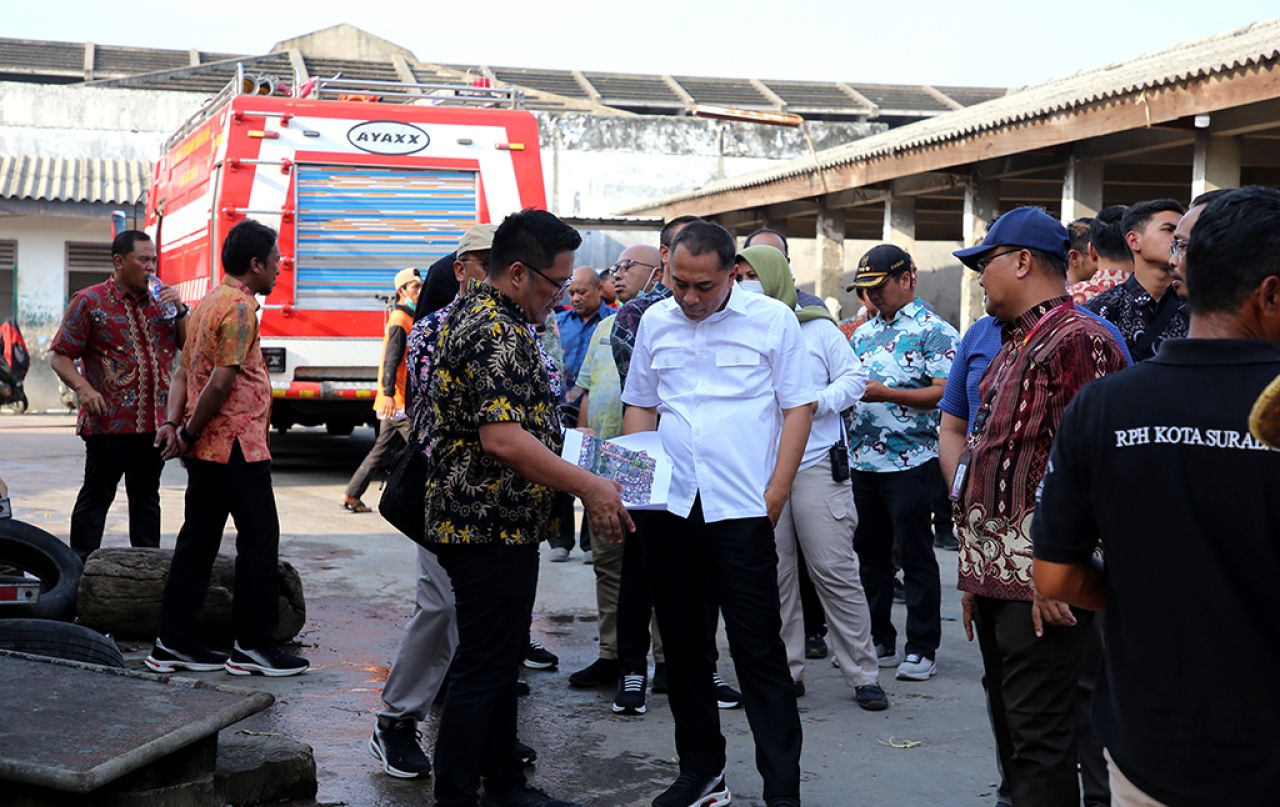 Wali Kota Surabaya, Eri Cahyadi memerhatikan masterplan perubahan konsep eks RPH dan kandang babi di kawasan Wisata Religi Ampel. (foto: dok Humas Pemkot Surabaya)