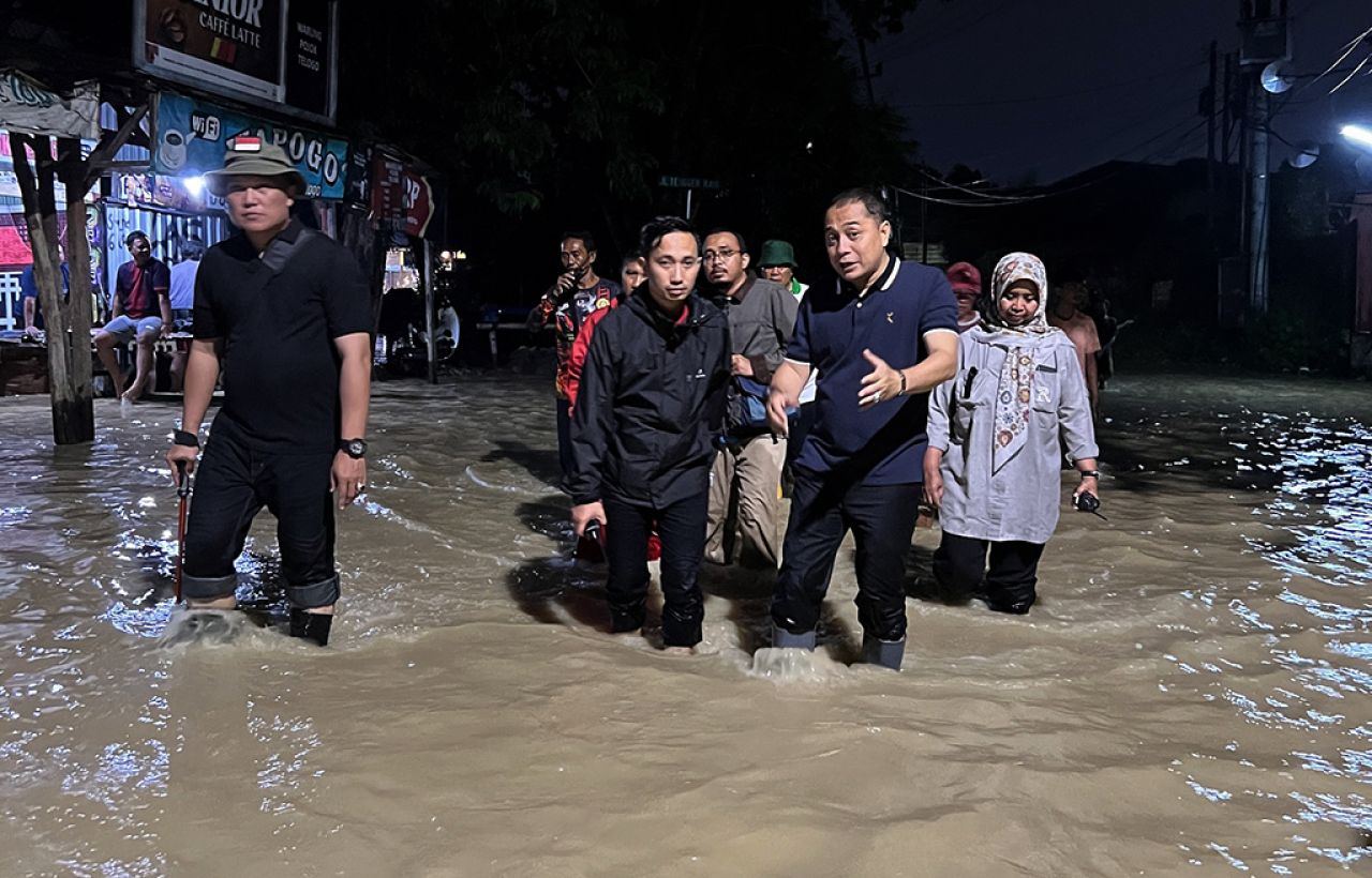 Wali Kota Surabaya, Eri Cahyadi (depan kanan) saat meninjau banjir di kawasan Surabaya Barat. (Foto: dok.Humas Pemkot Surabaya)