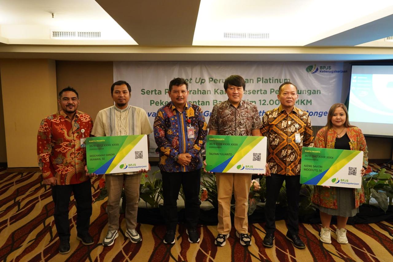 Penyaluran dukungan Gerakan Nasinonal Peduli Pekerja Rentan oleh Bank Jatim. Foto : Bank Jatim for Jatimkini