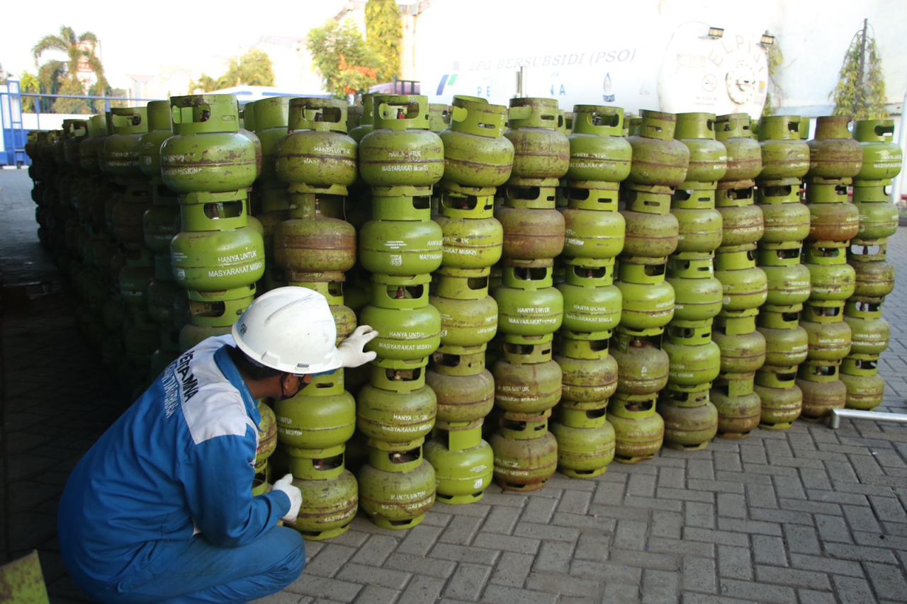 Ilustrasi. Petugas melakukan QC kondisi tabung LPG 3kg. Foto : Pertamina for Jatimkini