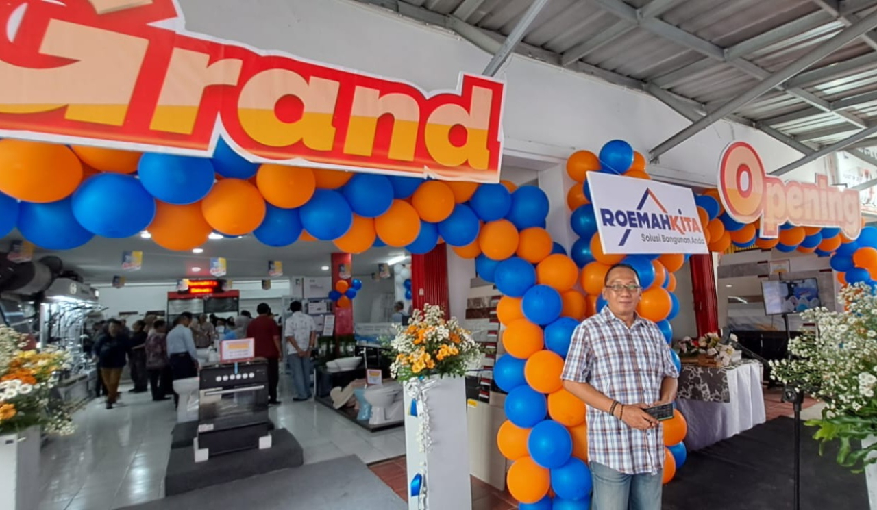 Penanggung Jawab RoemahKita Hary Indratno saat menggelar Grand Opening RoemahKita Gading Fajar Sidoarjo, Sabtu (3/2/2024). Foto : Alvian Yoananta