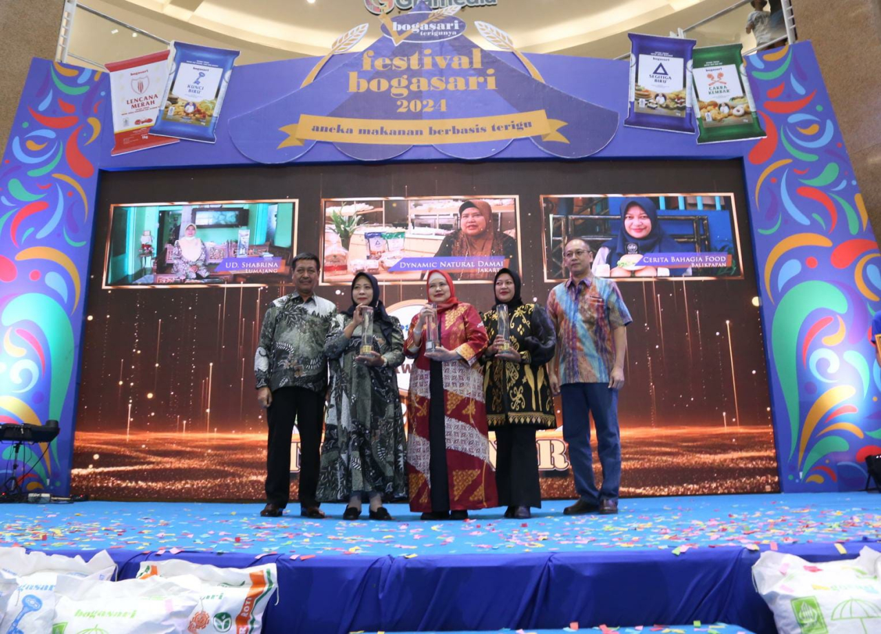 Pemberian award bagi pelaku UMKM binaan dalam Festival Bogasari di Surabaya. Foto Bogasari for Jatimkini
