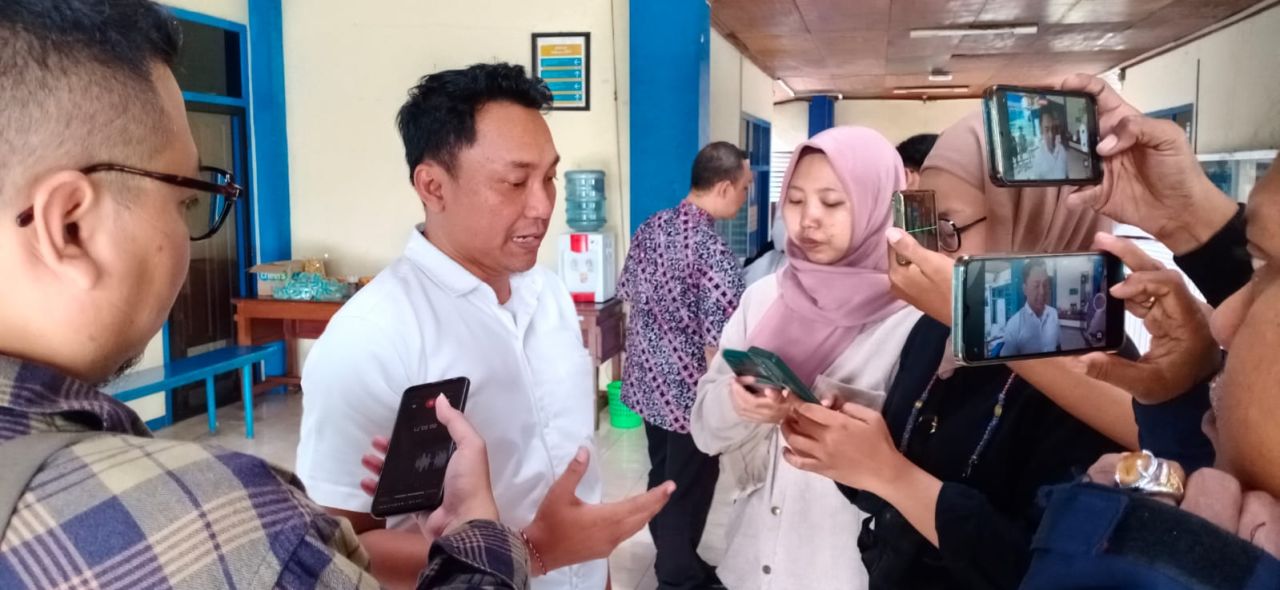 Sekolah Tinggi Ilmu Komunikasi (Stikosa AWS ) mendukung pernyataan Dewan Pers untuk menghormati kerja jurnalis dalam menjalan tugas jurnalistiknya jelang Pemilihan Umum ( Pemilu 2024 ) ( Foto : Stikosa AWS for Jatimkini.com )